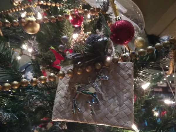 크리스마스 장식을 소나무에 장식했지 새해의 크리스마스 — 스톡 사진