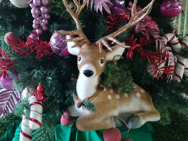 Yılbaşı ağacı ve yeni yıl süslemeleri