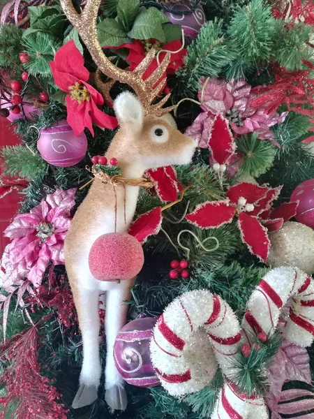 Yılbaşı ağacı ve yeni yıl süslemeleri