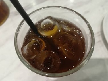 Buzlu bir bardak kola. 