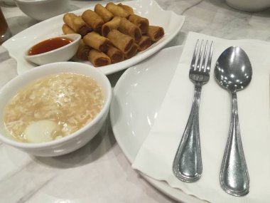 Lezzetli Asya yemek takımının yakın görüntüsü