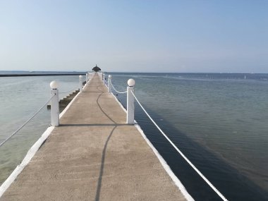 Sahildeki rıhtımın gündüz çekimi.