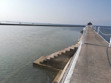 Sahildeki rıhtımın gündüz çekimi.