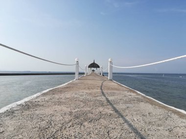 Sahildeki rıhtımın gündüz çekimi.