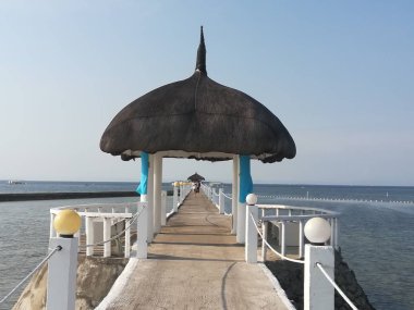 Sahildeki rıhtımın gündüz çekimi.