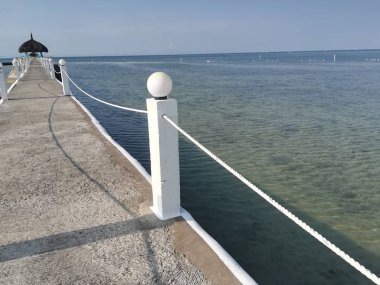 Sahildeki rıhtımın gündüz çekimi.