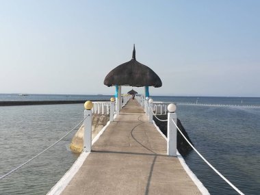 Sahildeki rıhtımın gündüz çekimi.