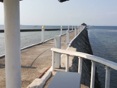 Sahildeki rıhtımın gündüz çekimi.