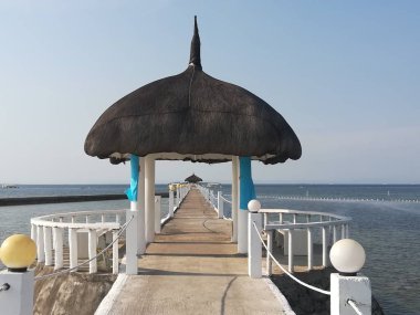 Sahildeki rıhtımın gündüz çekimi.