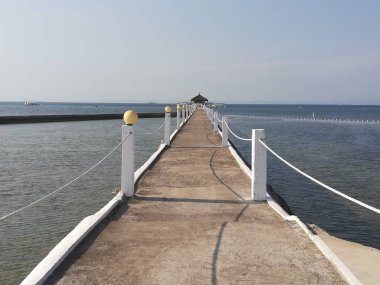 Sahildeki rıhtımın gündüz çekimi.