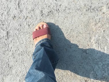 Sandaletteki kadın ayağının en üst görüntüsü