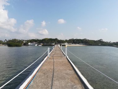 Sahildeki rıhtımın gündüz çekimi.