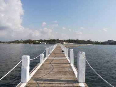 Sahildeki rıhtımın gündüz çekimi.