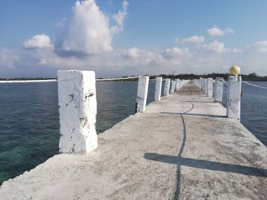 Sahildeki rıhtımın gündüz çekimi.