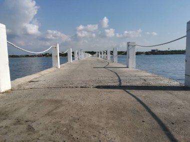 Sahildeki rıhtımın gündüz çekimi.