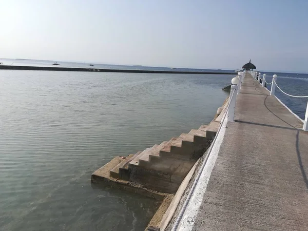 Sahildeki rıhtımın gündüz çekimi.