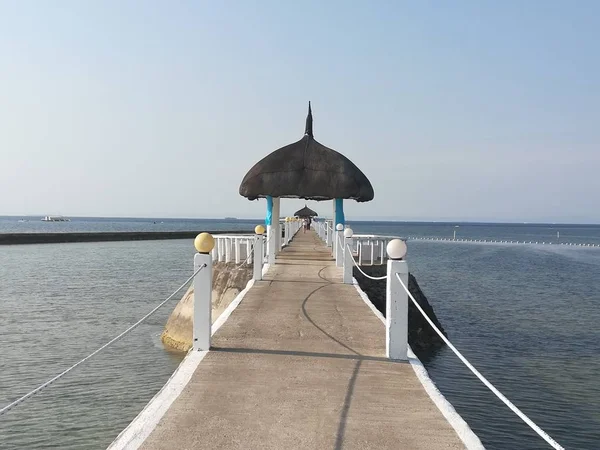 Sahildeki rıhtımın gündüz çekimi.