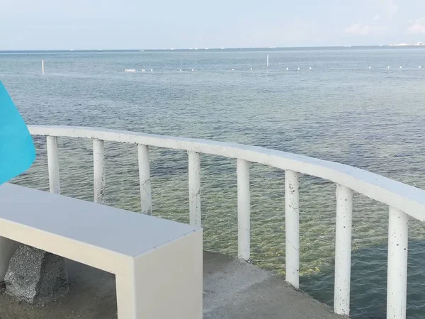 Sahildeki rıhtımın gündüz çekimi.