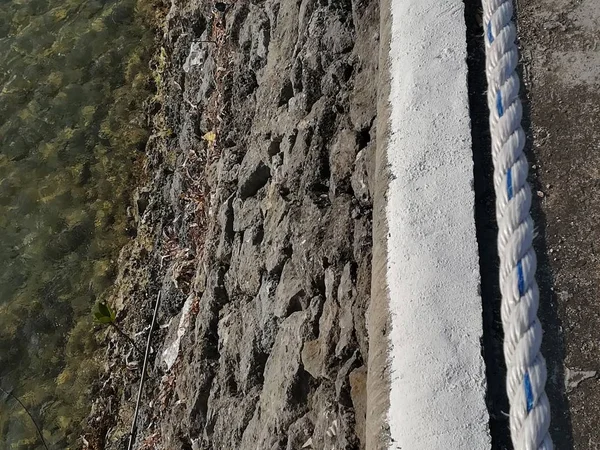 Beton iskeleye ve denize yakın. 