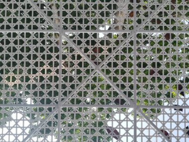 Parktaki binanın kemeri.