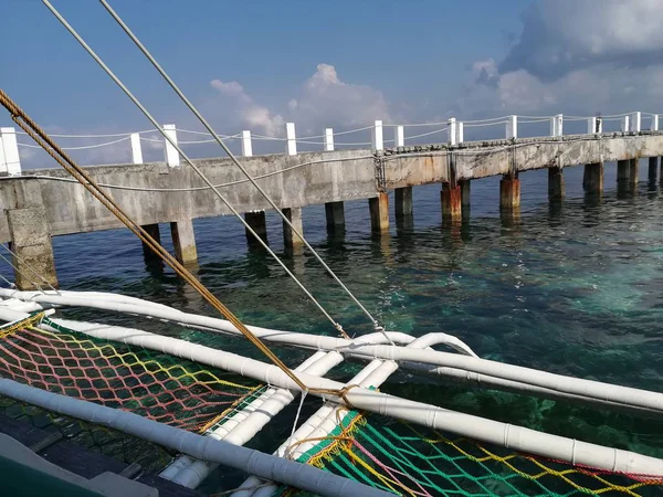 海滩上码头的日间拍摄 — 图库照片