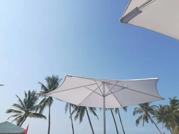 Payung Putih Latar Langit Resor Pantai — Stok Foto