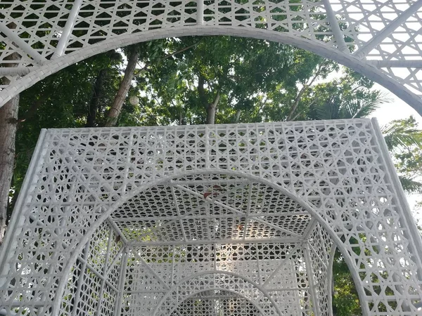 Parktaki binanın kemeri.