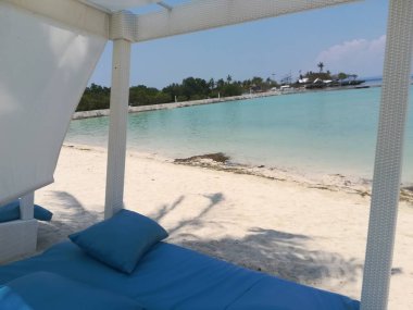 Plaj yakınlarındaki otelin gündüz çekimleri.