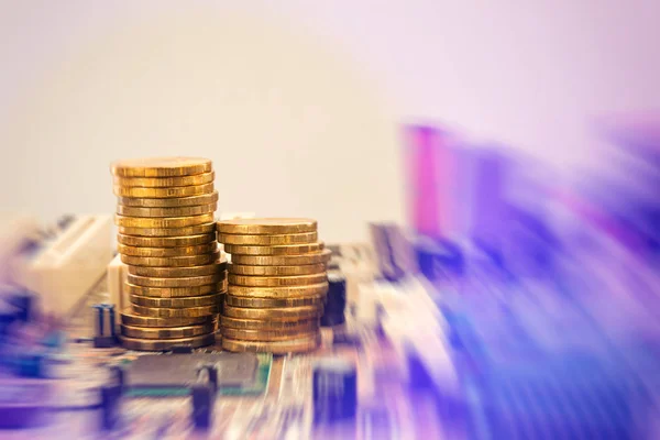 B bilgisayar elektronik devre kartı üzerinde altın sikke yığını