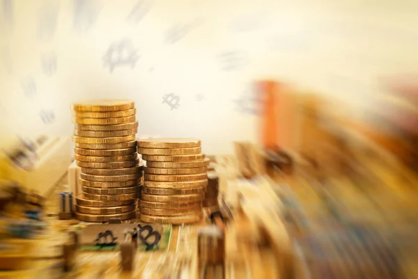Bilgisayar elektronik devre kartı üzerinde altın sikke yığını. Bitcoin