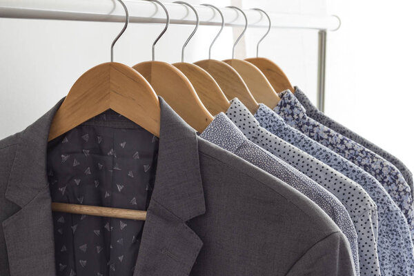 Стойка с блейзером и рубашками
