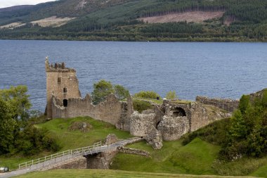 Loch Ness, İskoçya üzerinde kale kalıntıları