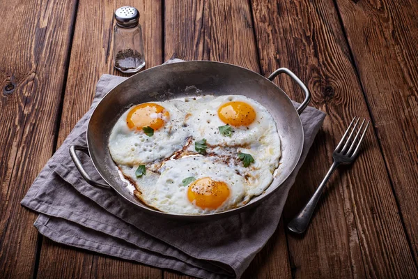 Beyaz ahşap arka planda kızarmış yumurta