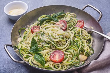 Bir tavada kabak spagetti