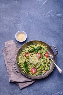 Bir tavada kabak spagetti