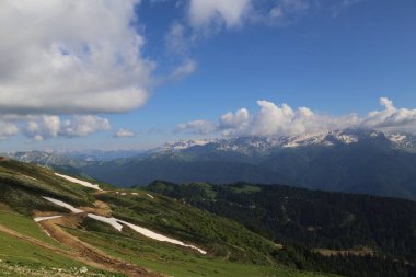 erken yaz aylarında dağlarda buzullar
