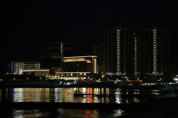 Novorossiysk şehir gece denizde
