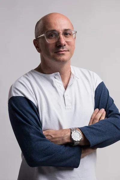 Hombre calvo de mediana edad retrato confiado contra fondo blanco . —  Fotos de Stock