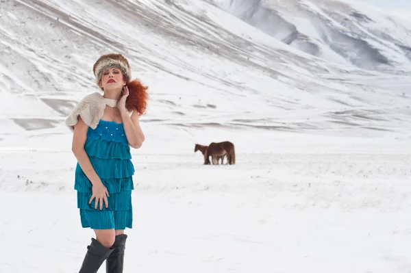 Πορτρέτο του όμορφη γυναίκα με χιόνι στο χειμερινό τοπίο. — Φωτογραφία Αρχείου