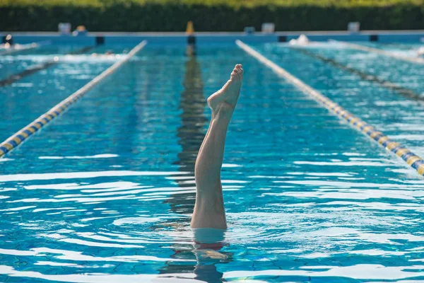Benen Van Professionele Vrouw Oefenen Gesynchroniseerde Zwemmen Ondersteboven Binnen Zwembad — Stockfoto