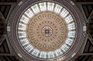 Cam tavanın iç görünümü. Valencia, İspanya'daki merkez pazar.