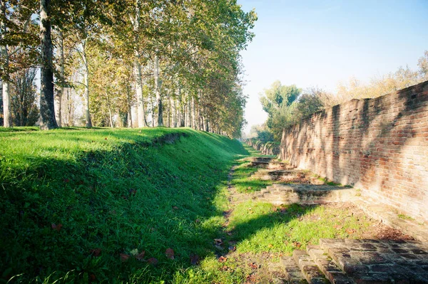 Zielony Park Blisko Starożytnej Ścianie Pod Błękitne Niebo — Zdjęcie stockowe