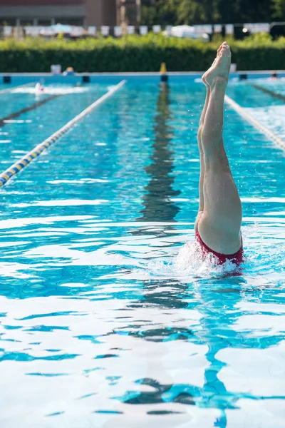 Lábak Ból Profi Asszony Gyakorlás Szinkronizál Úszás Fejjel Lefelé Ban — Stock Fotó