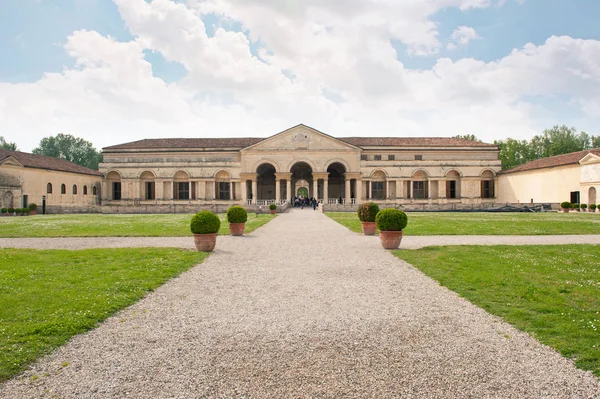 Vooraanzicht Van Palazzo Gevel Groene Gazons Mantua Italië — Stockfoto