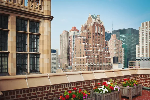 带盛开花坛的露台景观 纽约市 — 图库照片
