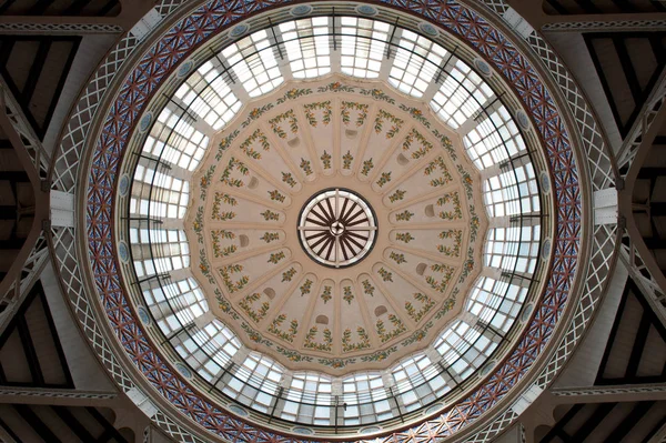 玻璃天花板的内景 西班牙瓦伦西亚中央市场 — 图库照片