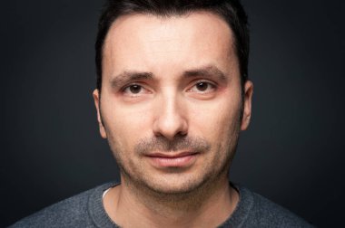 Adam karanlık arka plan karşı portre yakın. 