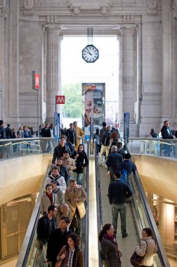 yolcular yürüyen merdivenler üzerinde hareket, Merkez Tren İstasyonu, Milano, Italya