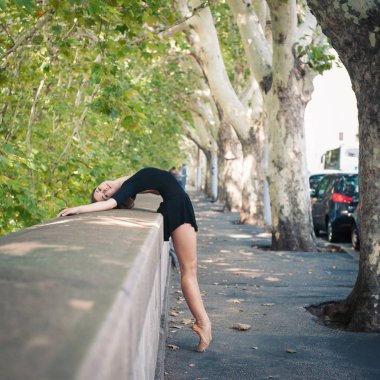 genç güzel balerin tevere Roma'da nehir kenarında dans ı