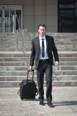 genç iş adamı çanta.